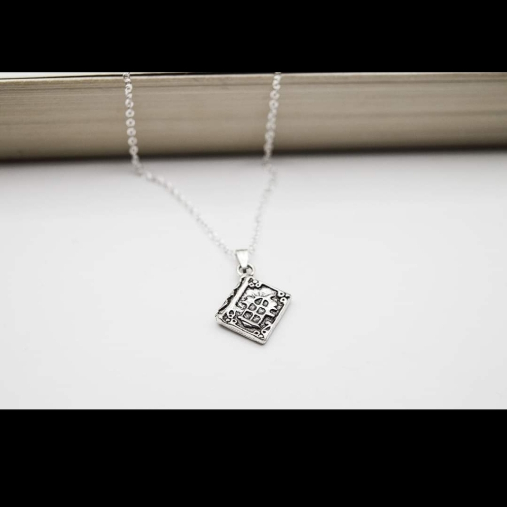 NWT Booklovers Necklace NEW